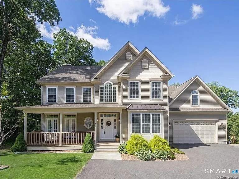 405 Washington Dr — Photo 1