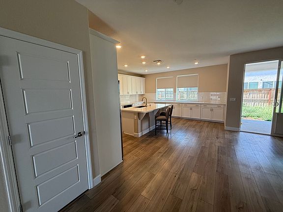 4th image of 3830 Quinones Ave