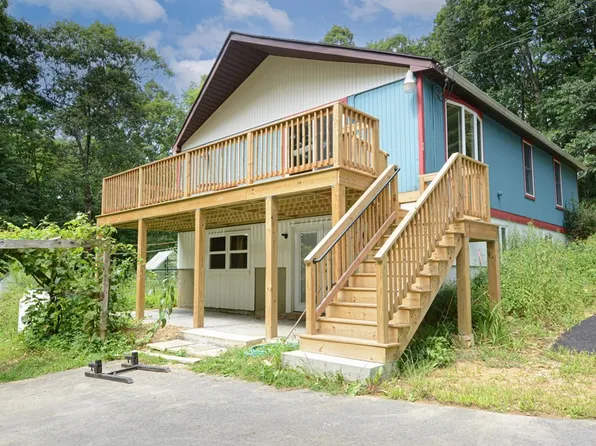 529 South Rd, Oakham, MA 01068