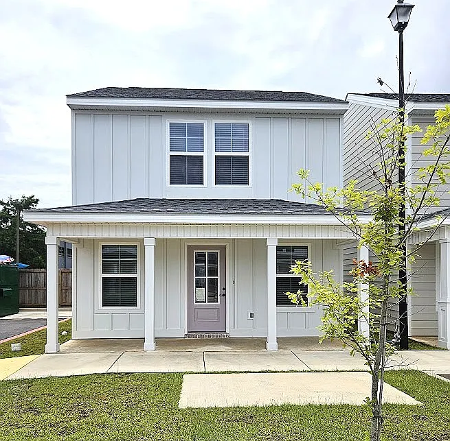3 bed, 1.5 bath, 1030 sqft, $1,700 — Photo 1