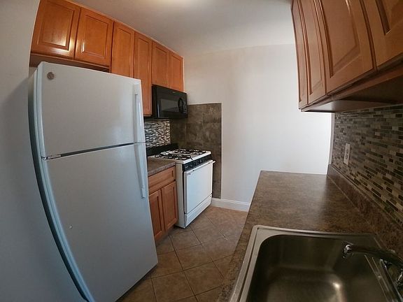 4th image of 21-32 Crescent St #3B