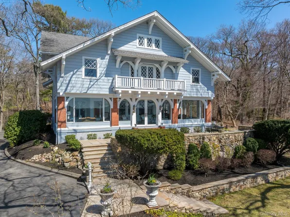 10 Pine Path, Port Jefferson, NY 11777