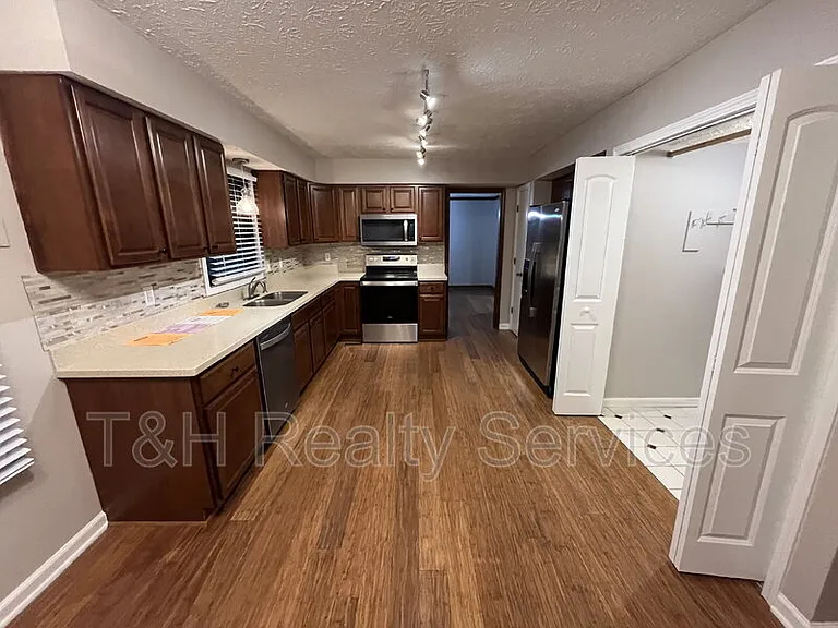 233 Boulder Ct — Photo 8