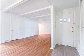 5th image of 147 Sidney St W