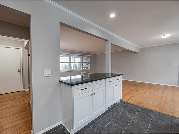 4th image of 320 Pacific Blvd #1