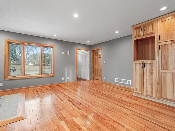 5th image of 904 N Burlington Ave