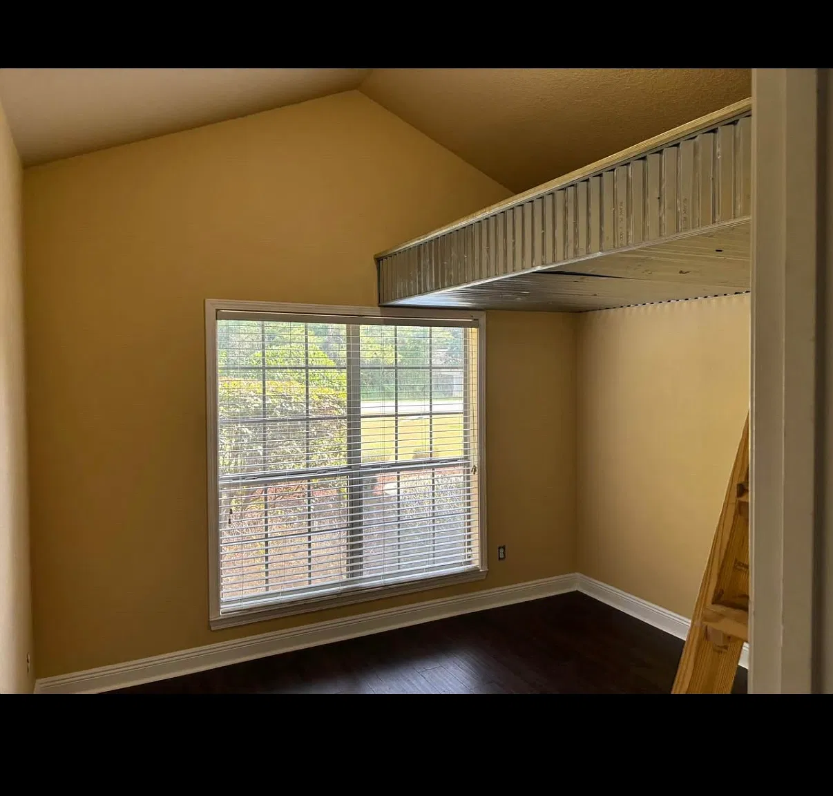 5 bed, 2.5 bath, 2900 sqft, $3,200 — Photo 4