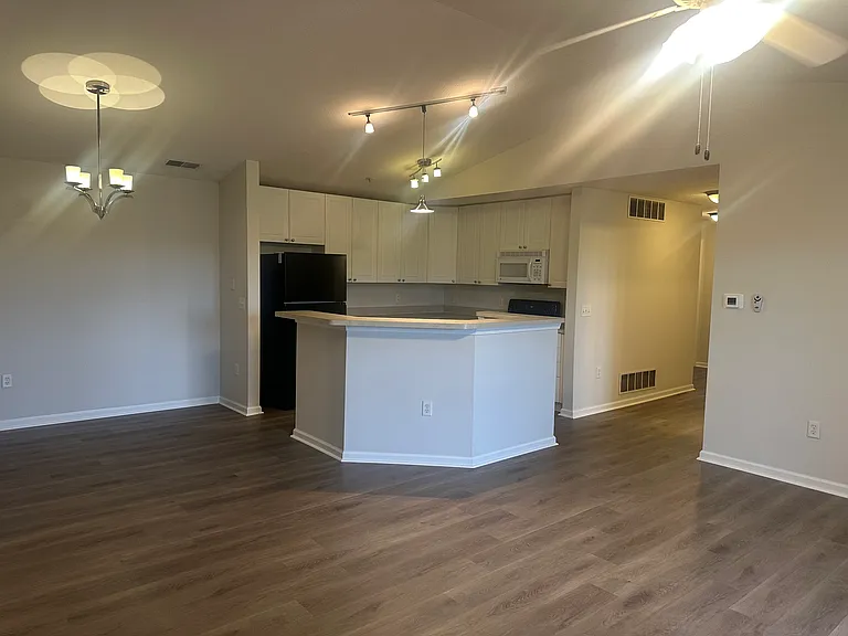 758 Hidden Springs Dr — Photo 2