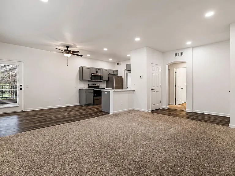 Sterling Oaks Luxury Apartments — Photo 63