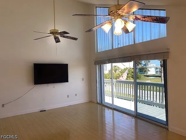 2 bed, 2.0 bath, 1010 sqft, $2,400 — Photo 2