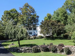 1 Red Oak Ln, Fishkill, NY 12524