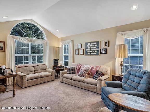 3rd image of 7 Pine Hollow Ln