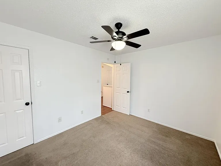 2302 Tracey Ann Ln — Photo 35