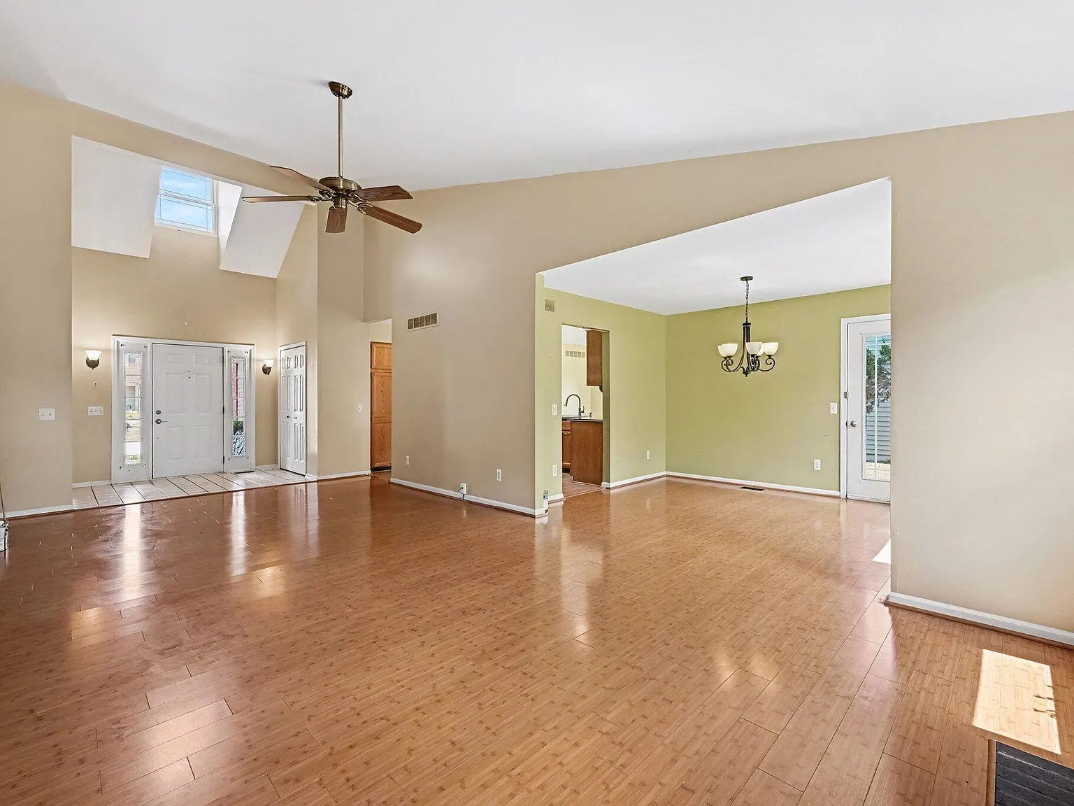 3 bed, 2.5 bath, 3120 sqft, $2,650 — Photo 4