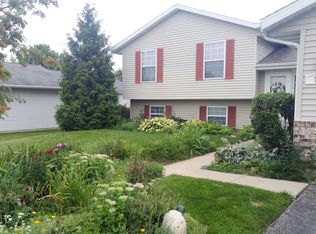 720 Autumn Crest Dr, Watertown, WI 53094