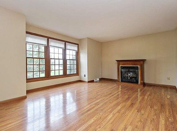 2nd image of 30 Dianne Ct