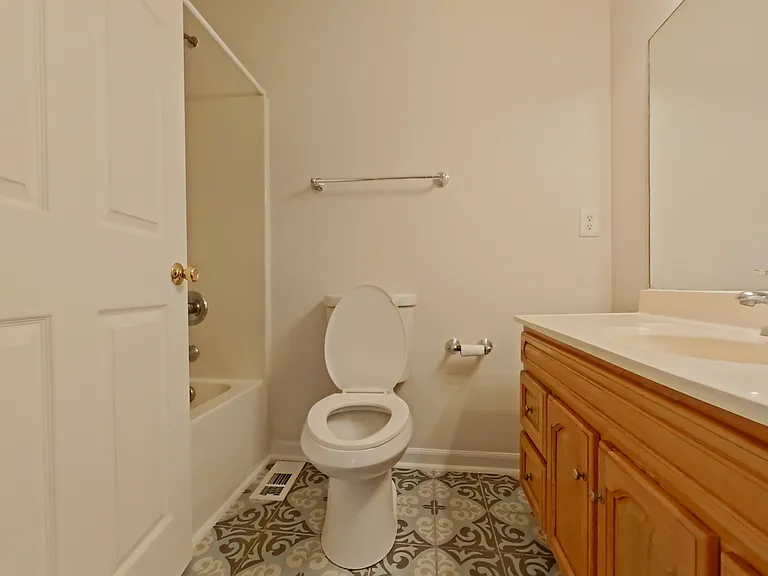 301 Cloverdale Dr — Photo 10