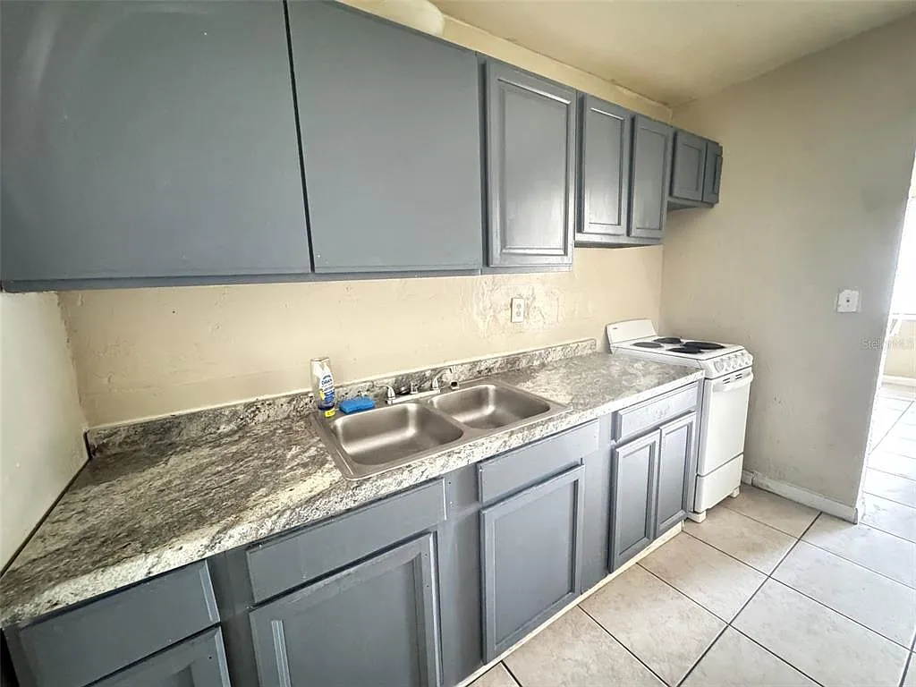 4 bed, 1.0 bath, 1500 sqft, $1,800 — Photo 2