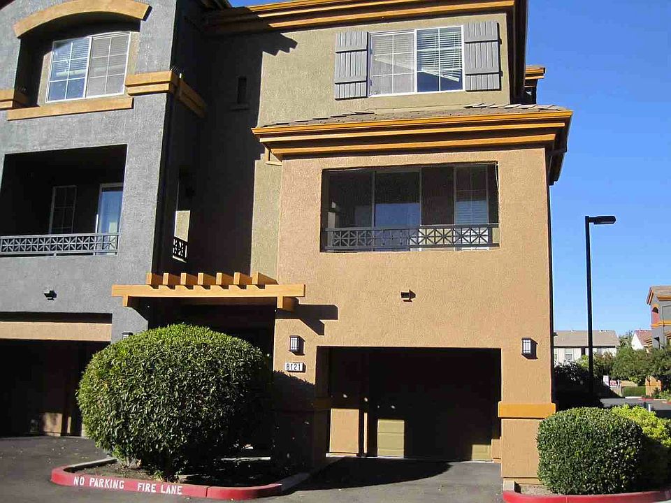 3-story end unit w/garage