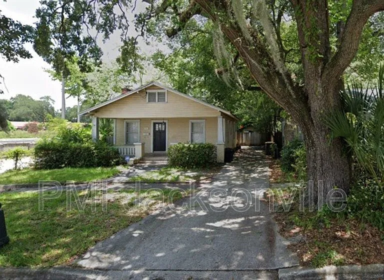 1211 Hollywood Ave — Photo 1