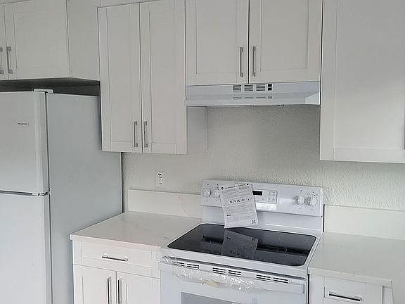 4th image of 3890 1/2 46th Ave N