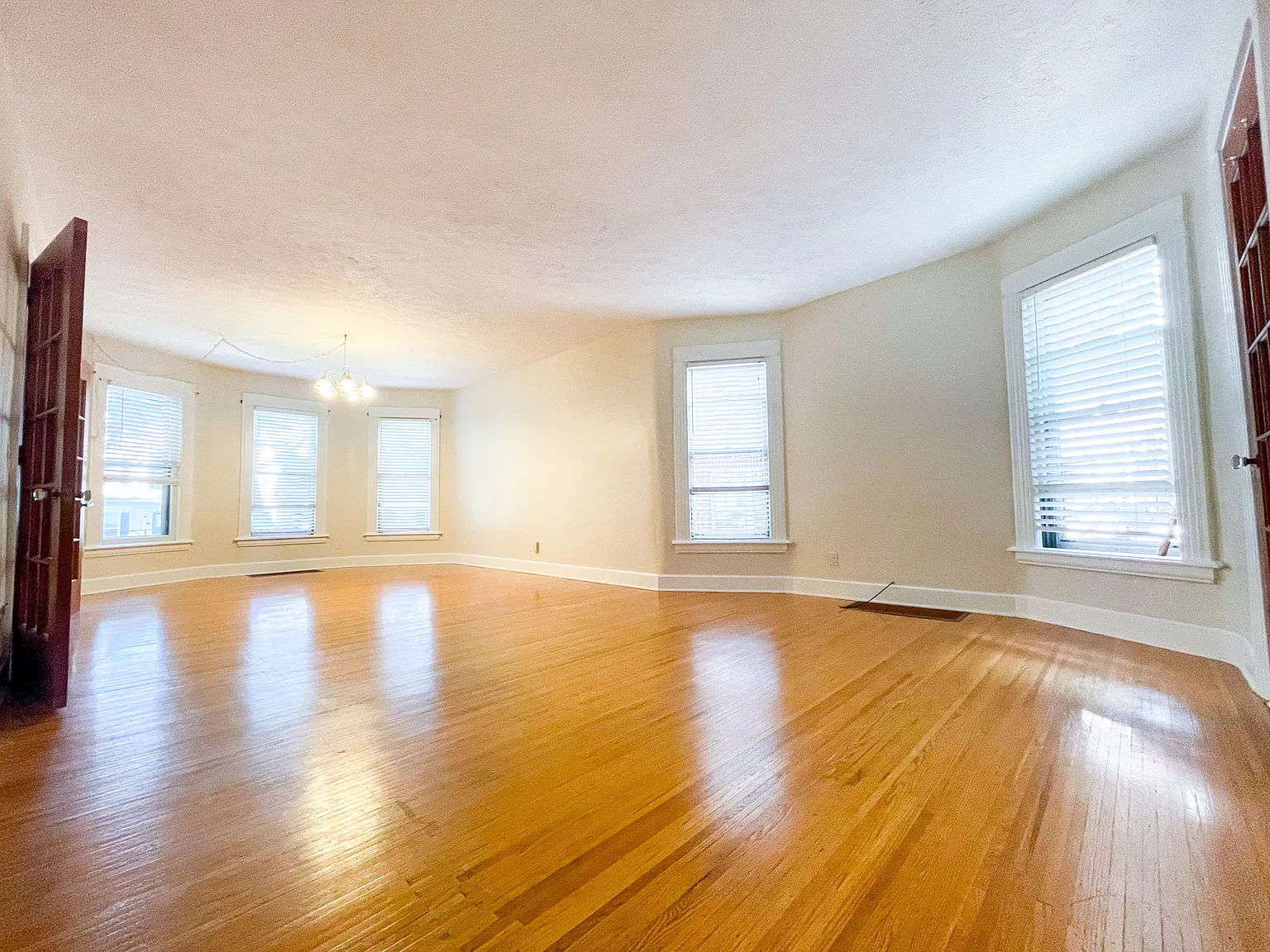 1 bed, 1200 sqft, $1,300 — Photo 2