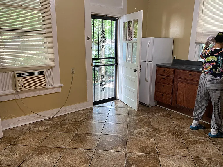 2295 York Ave #2-B — Photo 8