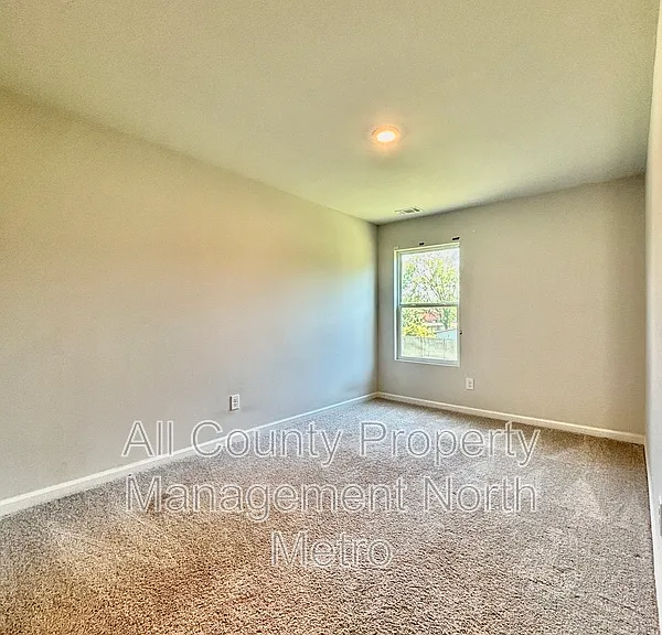 305 Rolling Green Rd — Photo 8