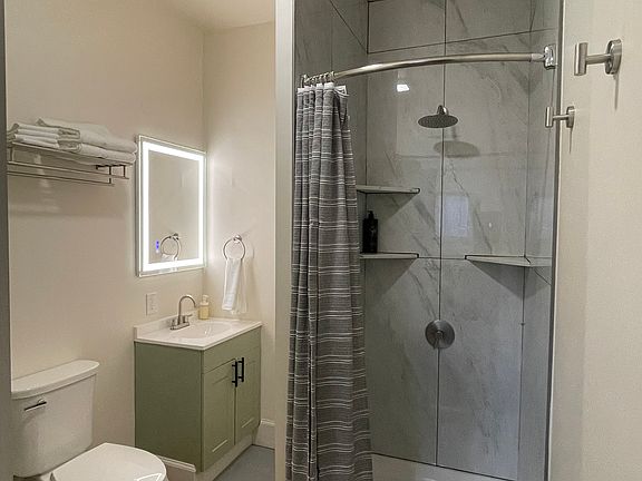 4th image of 2808 Fairmount Ave #B