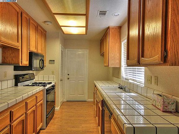 4th image of 627 Vineyards Ct