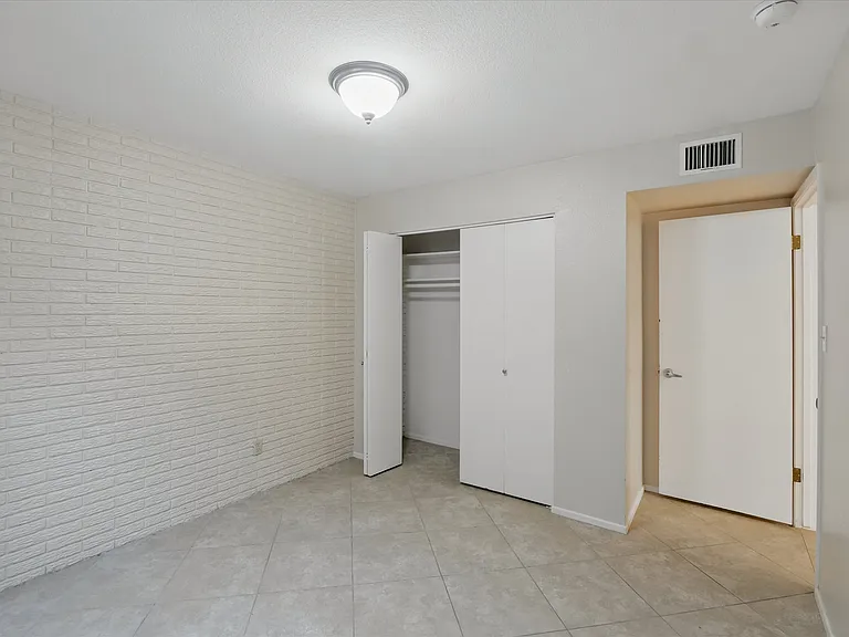 1306 W 12th St — Photo 51