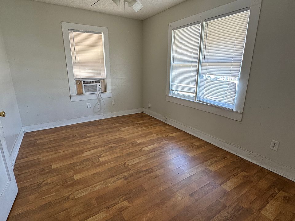 2nd image of 2927 N Irving St