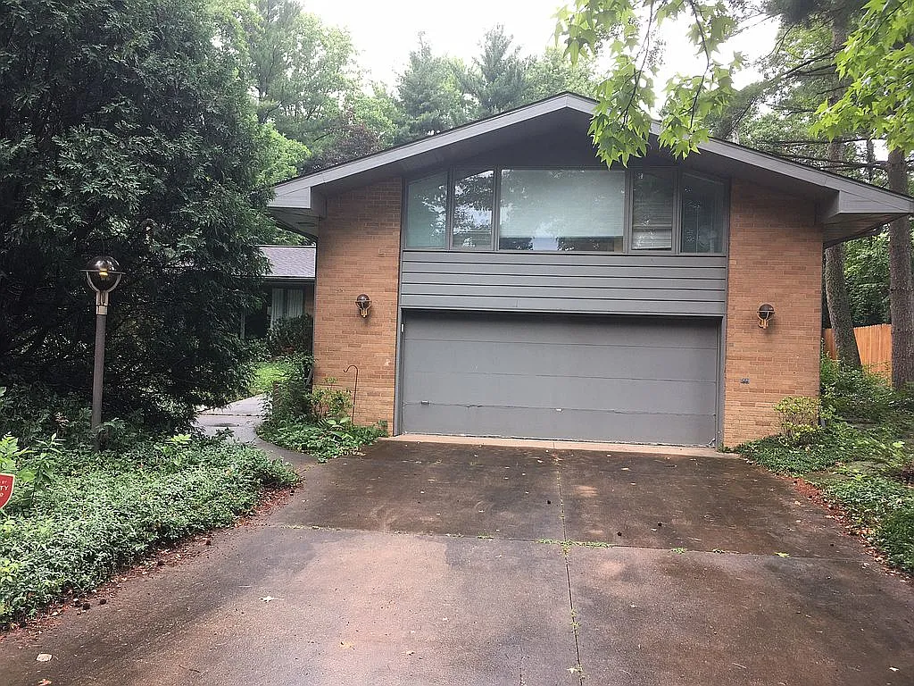 310 Eliot Dr photo 1