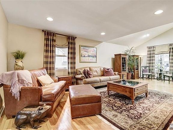 4th image of 642 Mountain Ave