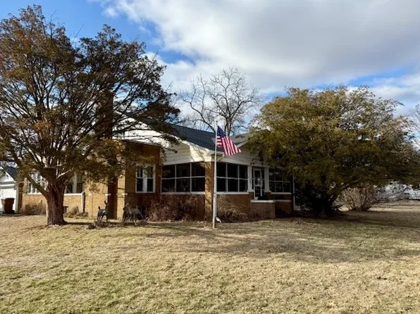203 S 1st St, Fisher, IL 61843