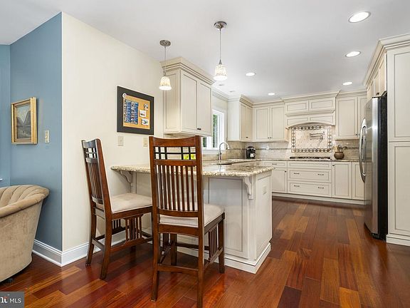 5th image of 1117 Ross Ln