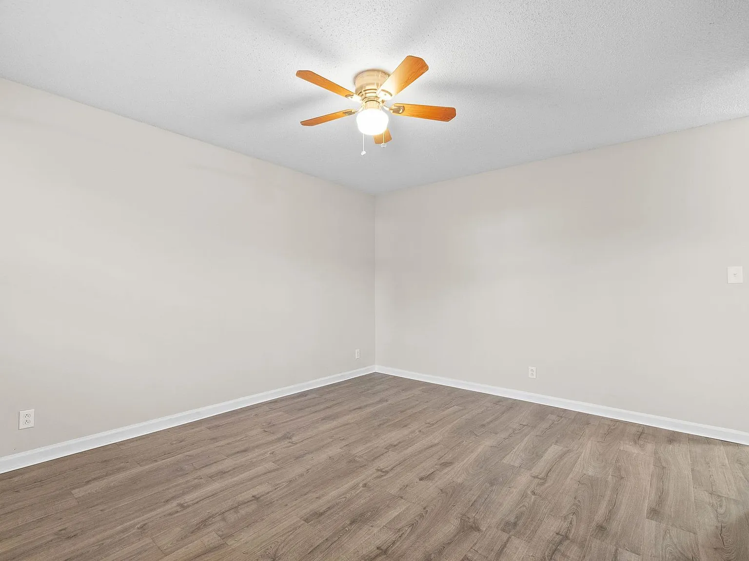 2 Bedroom Pet Friendly Apartment For Rent Near APSU! — Photo 3