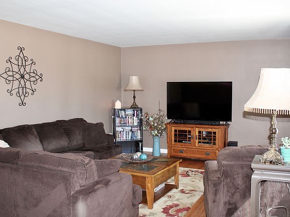 3rd image of 710 Bishop Ct