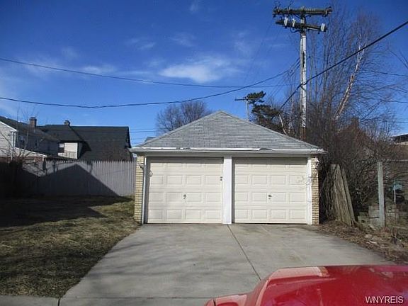 2nd image of 334 Paramount Pkwy