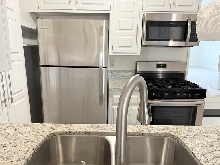 2250 N Beachwood Dr #203 — Photo 12