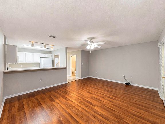 2nd image of 954 Scenic Oak Ln