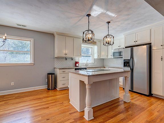 5th image of 200 Lakeview Dr