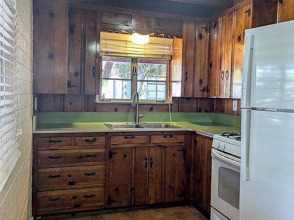 4th image of 746 E Maryland Ave #0