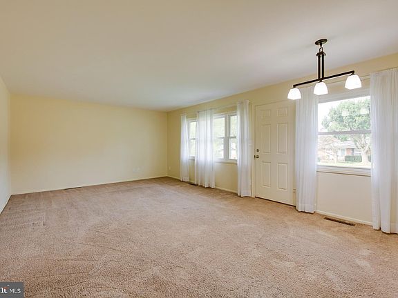 4th image of 919 Lindellen Ave