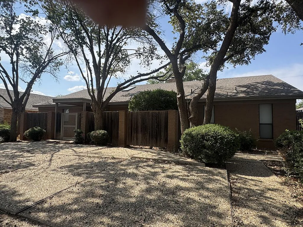 3 bed, 2.0 bath, 2348 sqft, $2,750 — Photo 2