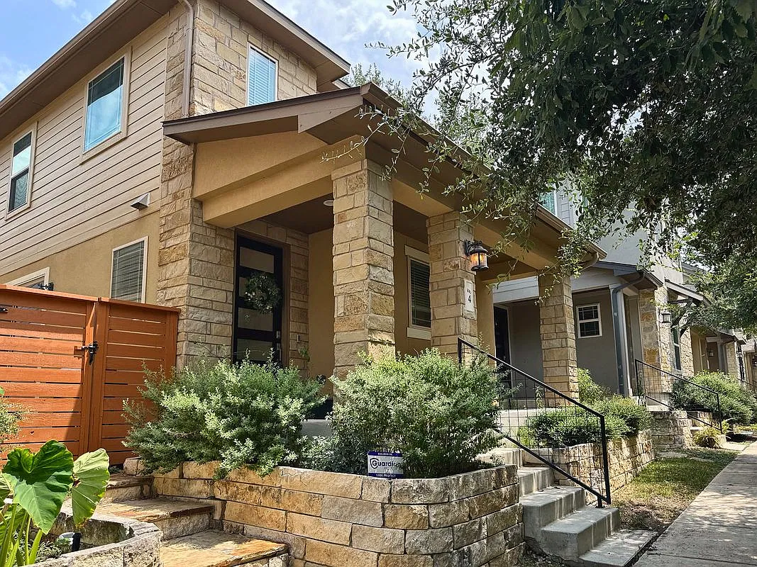 3 bed, 2.5 bath, 2038 sqft, $2,995 — Photo 3