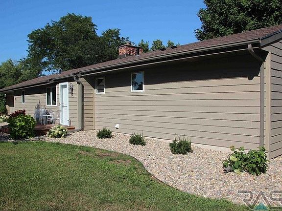 3rd image of 704 S Gordon Dr