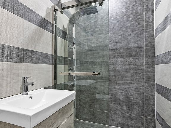 5th image of 94 Greenwich St #3
