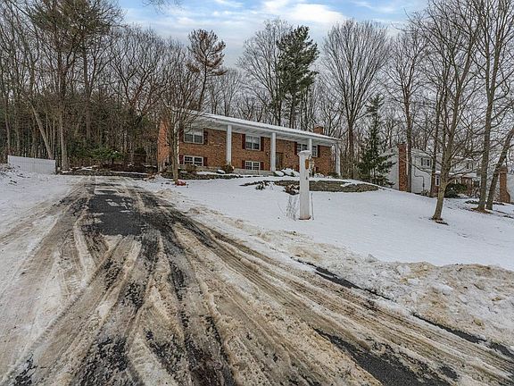 3rd image of 6 Pinewood Dr