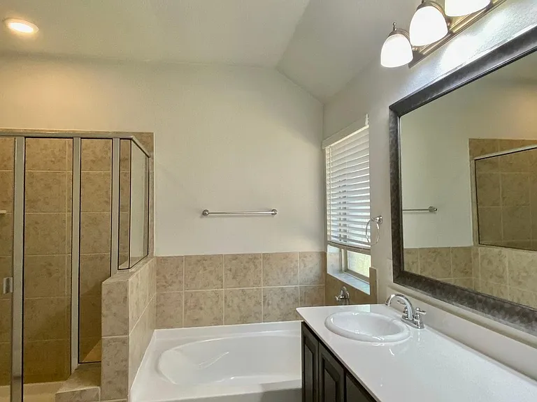 4404 Cherry Cv — Photo 19